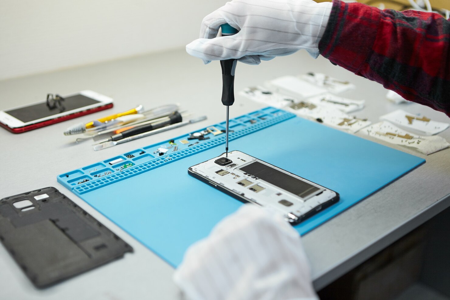 tecnico-guantes-antiestaticos-destornillador-desmontar-telefono-movil-borken-ir-reparar-placa-base-sentarse-su-lugar-trabajo-laboratorio-equipo-necesario